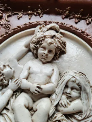 Antiguo cuadro de niños ángeles en bajorrelieve