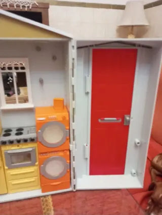 Casa de juguete con cocina y baño