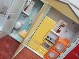 Casa de juguete con cocina y baño