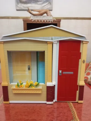 Casa de juguete con cocina y baño