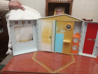 Casa de juguete con cocina y baño