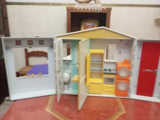 Casa de juguete con cocina y baño
