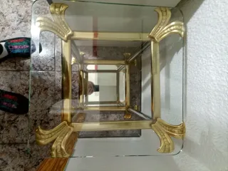 Mesa auxiliar cristal y metal dorado