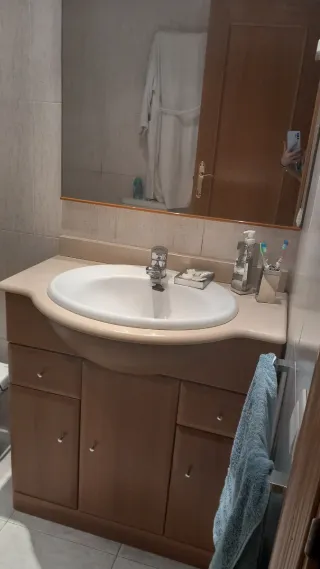 Mueble de baño lavabo madera y pica de porcelana.