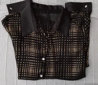 Camisa negra con detalles dorados
