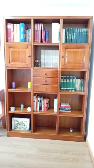 Librería  madera de roble con cajones y puertas.