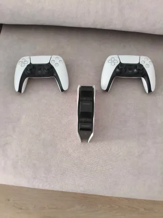 PS5 Edición Digital con 2 mandos y base cargadora