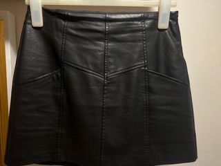 Falda cuero Stradivarius negra