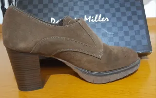 Zapato tacón. Marca Patricia Miller. Color marrón.