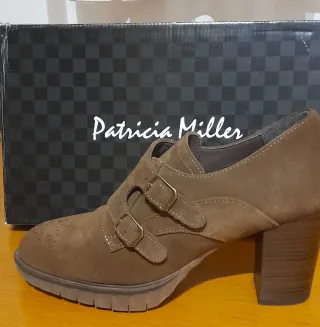 Zapato tacón. Marca Patricia Miller. Color marrón.