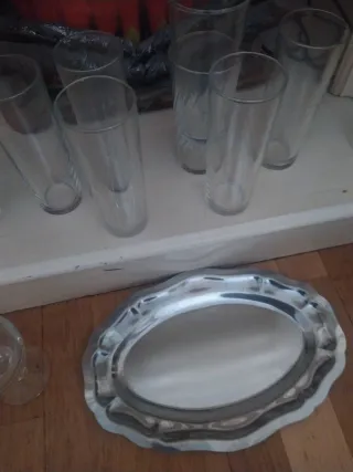 Vasos, copas y bandeja de metal