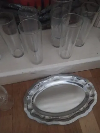 Vasos, copas y bandeja de metal