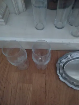 Vasos, copas y bandeja de metal