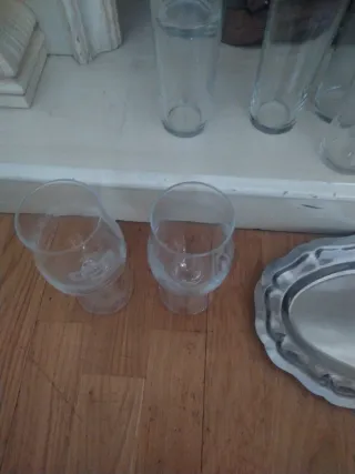 Vasos, copas y bandeja de metal