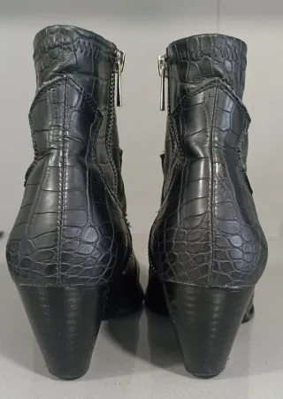 Botines camperos negros efecto piel cocodrilo