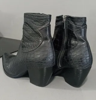 Botines camperos negros efecto piel cocodrilo