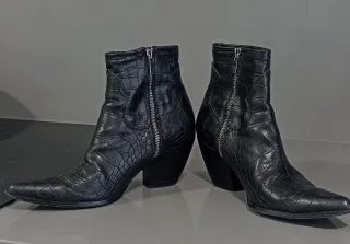 Botines camperos negros efecto piel cocodrilo