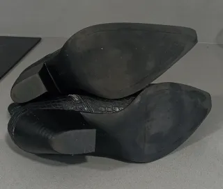 Botines camperos negros efecto piel cocodrilo