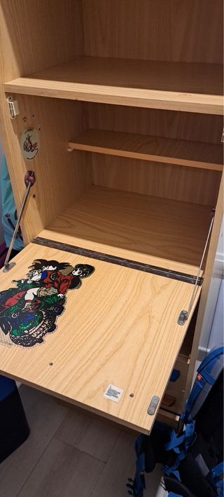 Estantería de madera con cajones