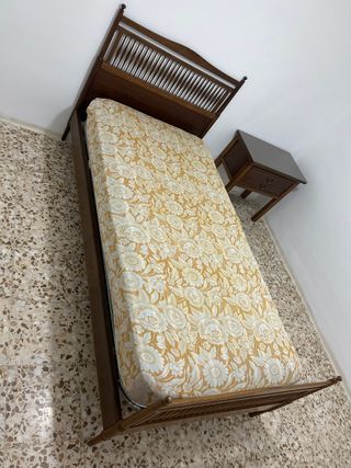 Cama de madera con colchón estampado