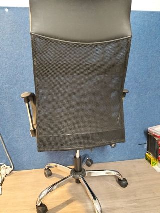 Silla de oficina Ruedas giratorias y reposabrazos.