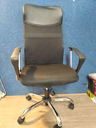 Silla de oficina Ruedas giratorias y reposabrazos.