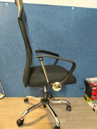 Silla de oficina Ruedas giratorias y reposabrazos.