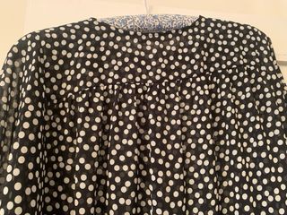 Blusa negra con lunares blancos