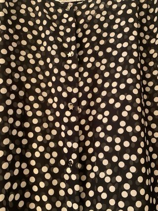 Blusa negra con lunares blancos