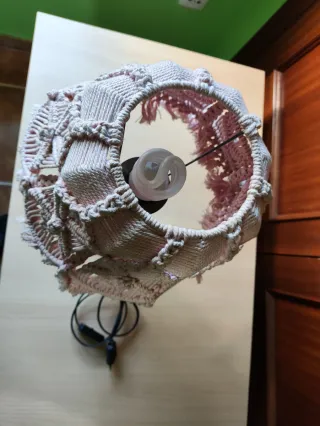 Lámpara sobremesa macramé rosa arte y decoración.