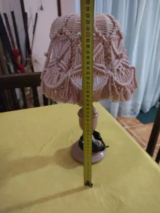 Lámpara sobremesa macramé rosa arte y decoración.