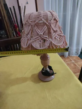 Lámpara sobremesa macramé rosa arte y decoración.