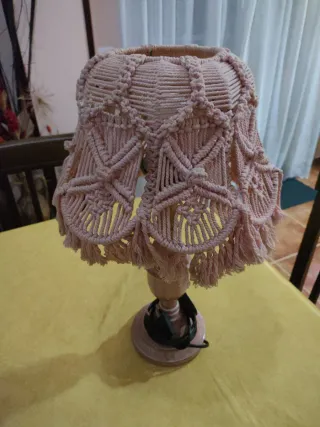 Lámpara sobremesa macramé rosa arte y decoración.