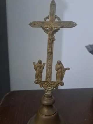 Cruz de altar antigua con las dos Marías