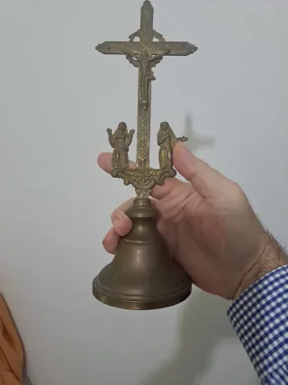 Cruz de altar antigua con las dos Marías