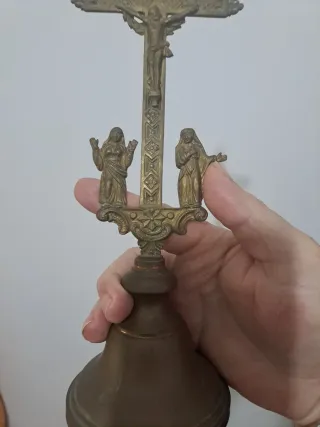 Cruz de altar antigua con las dos Marías