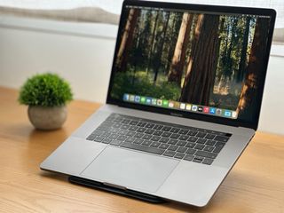 MacBook Pro 15” 2019 i9 · 32GB · 1TB · Vega 20