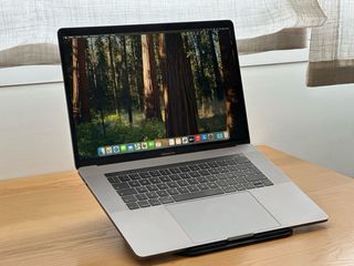 MacBook Pro 15” 2019 i9 · 32GB · 1TB · Vega 20