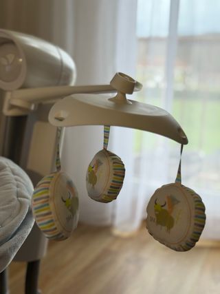 Columpio Joie eléctrico bebé + saco invierno