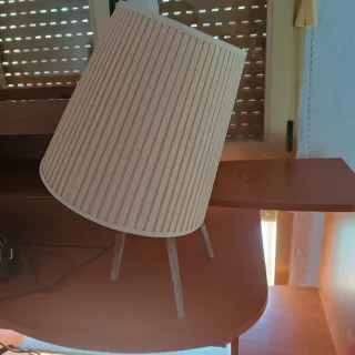 Lámpara de mesa beige y madera