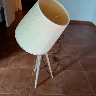 Lámpara de mesa beige y madera