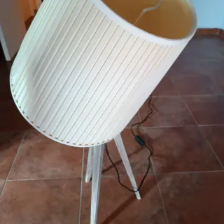 Lámpara de mesa beige y madera