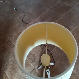 Lámpara de mesa beige y madera