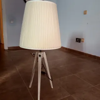 Lámpara de mesa beige y madera