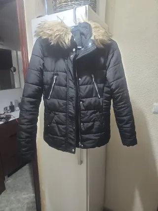 Chaqueta negra con capucha de pelo