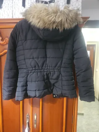 Chaqueta negra con capucha de pelo