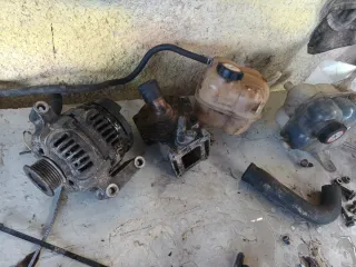 Alternador, Bomba Agua, Depósito y Tacos Motor