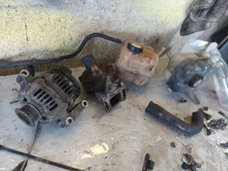 Alternador, Bomba Agua, Depósito y Tacos Motor