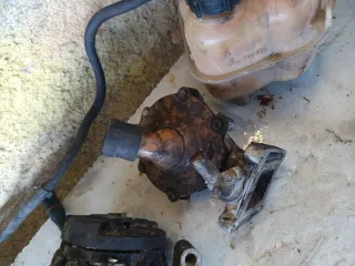 Alternador, Bomba Agua, Depósito y Tacos Motor