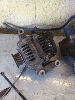 Alternador, Bomba Agua, Depósito y Tacos Motor